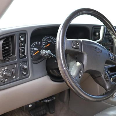 2005 White Chevrolet Suburban LT