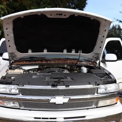 2005 White Chevrolet Suburban LT