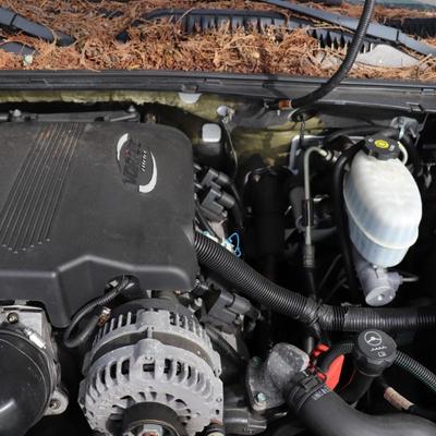 2005 White Chevrolet Suburban LT