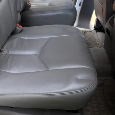 2005 White Chevrolet Suburban LT