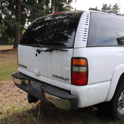2005 White Chevrolet Suburban LT