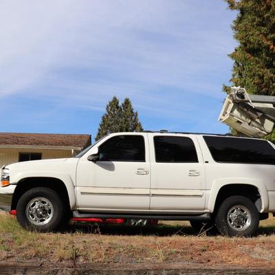 2005 White Chevrolet Suburban LT