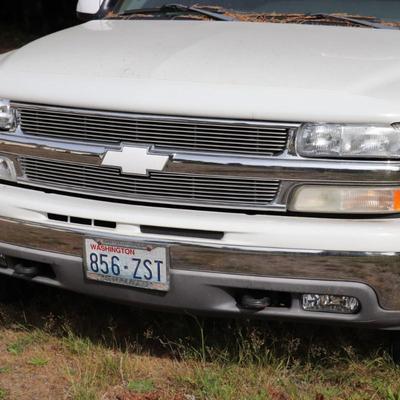 2005 White Chevrolet Suburban LT