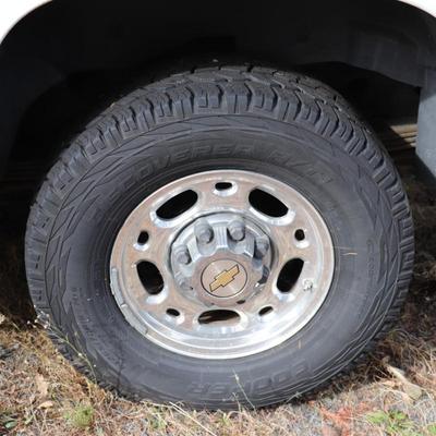 2005 White Chevrolet Suburban LT