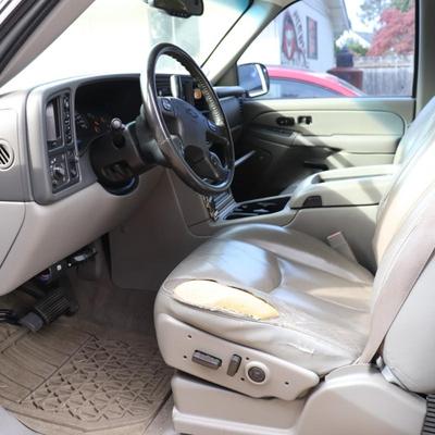 2005 White Chevrolet Suburban LT