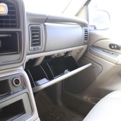 2005 White Chevrolet Suburban LT