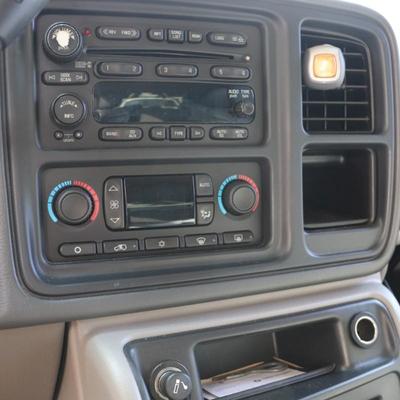2005 White Chevrolet Suburban LT