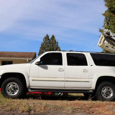 2005 White Chevrolet Suburban LT