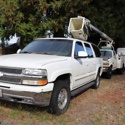 2005 White Chevrolet Suburban LT