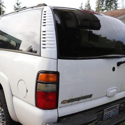 2005 White Chevrolet Suburban LT