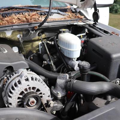 2005 White Chevrolet Suburban LT
