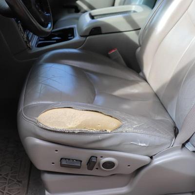 2005 White Chevrolet Suburban LT