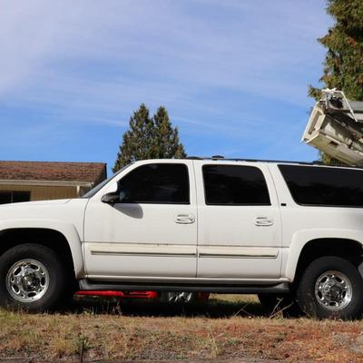 2005 White Chevrolet Suburban LT