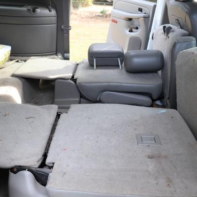 2005 White Chevrolet Suburban LT