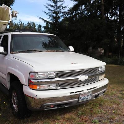2005 White Chevrolet Suburban LT