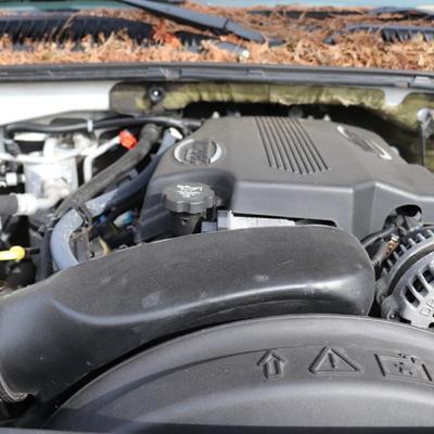2005 White Chevrolet Suburban LT