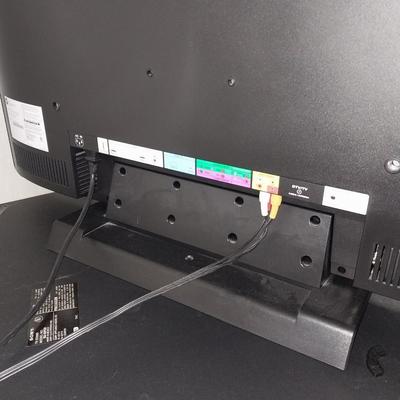 32"XIZIO WITH REMOTE AND GLASS FRONT STAND WITH STORAGE