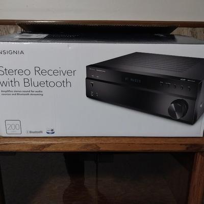 SIGNIA STEREO SYSTEM WITH BLUETOOTH AND GLASS FRONT STEREO CABINET