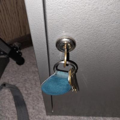 METAL CABINET WITH KEYS AND TRIPOD