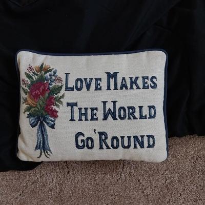 TWIN COMFORTER,THROW BLANKETS AND SMALL PILLOW
