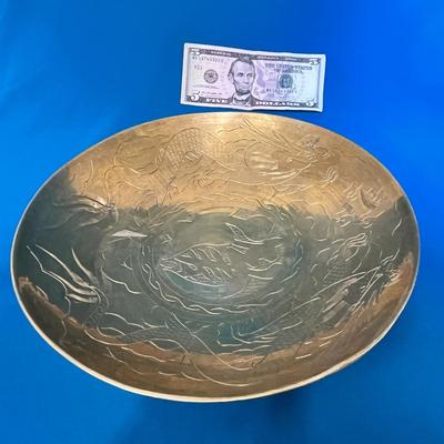 VINTAGE LARGE CHINESE BRASS BOWL WITH INCISED DRAGON DESIGN ACCENT