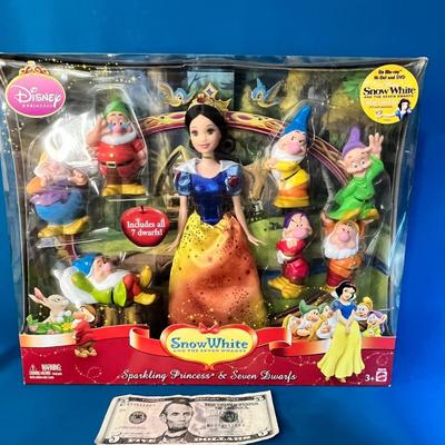 SNOW WHITE AND THE SEVEN DWARFS DOLL SET NEW IN BOX