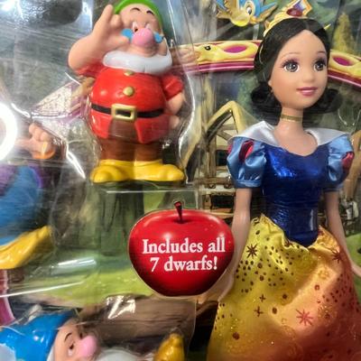 SNOW WHITE AND THE SEVEN DWARFS DOLL SET NEW IN BOX