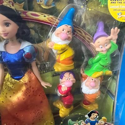 SNOW WHITE AND THE SEVEN DWARFS DOLL SET NEW IN BOX