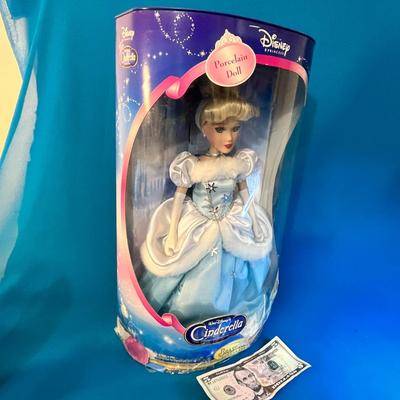 SPECIAL EDITION DISNEY PORCELAIN CINDERELLA DOLL NEW IN BOX