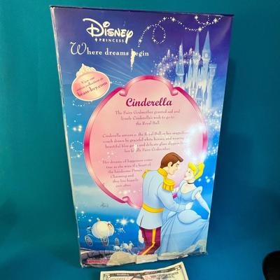 SPECIAL EDITION DISNEY PORCELAIN CINDERELLA DOLL NEW IN BOX