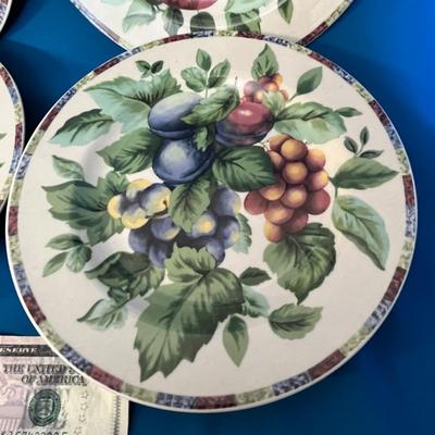 PRETTY SET OF 4 FRUIT PATTERNED SALAD PLATES 