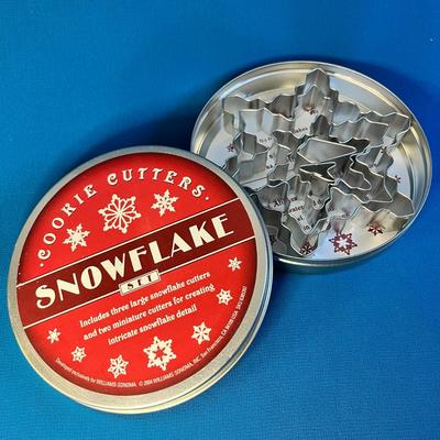 WILLIAMS-SONOMA FANCY SNOWFLAKE COOKIE CUTTERS SET IN TIN