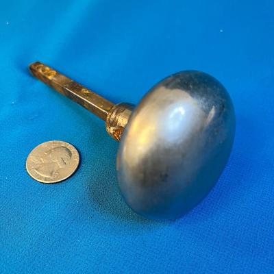 VINTAGE METAL DOOR KNOB AND STEM