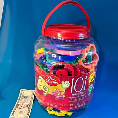 101 PLASTIC COOKIE CUTTERS: ALPHABET, NUMBERS, HOLIDAY, ANIMALS, SPORTS