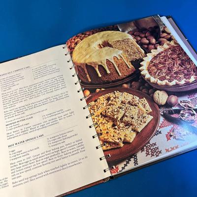 BETTY CROCKERâ€™S â€œCOOKING AMERICAN STYLE: A SAMPLER OF HERITAGE RECIPESâ€ BOOK