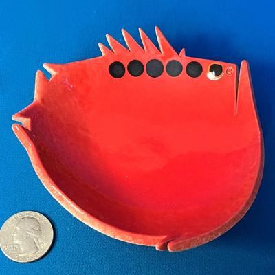 COOL POTTERY ARTIST SIGNED ART POTTERY FISH DISH