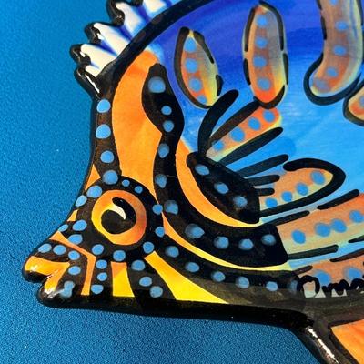 COLORFUL GLAZED ARTIST SIGNED â€œORNATE BUTTERFLY FISHâ€ DISH