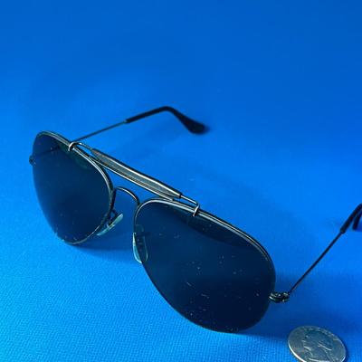BLACK METAL FRAMED AVIATOR STYLE SUNGLASSES