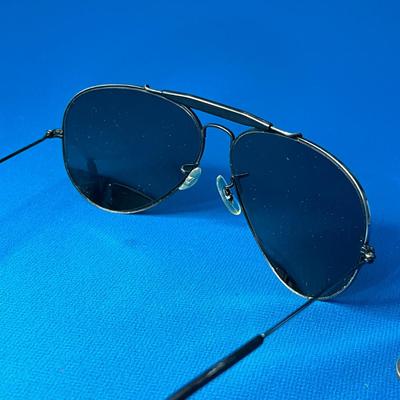 BLACK METAL FRAMED AVIATOR STYLE SUNGLASSES