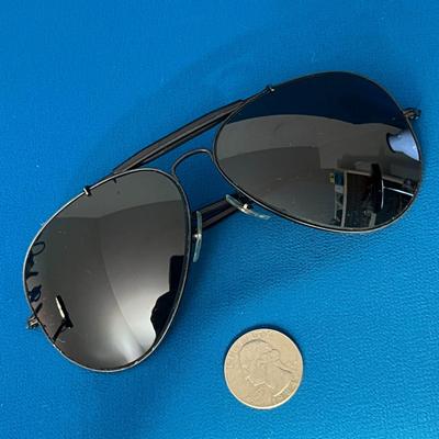BLACK METAL FRAMED AVIATOR STYLE SUNGLASSES