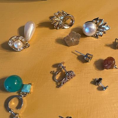 Lot of individual earrings with no buddies