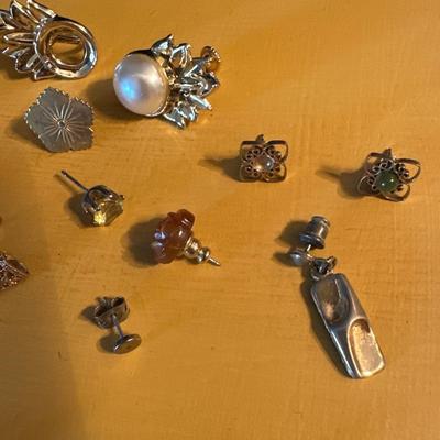 Lot of individual earrings with no buddies