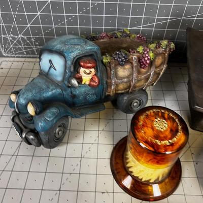 Mixed lot of DÃ‰COR': Cat, Truck, Stands etc. 