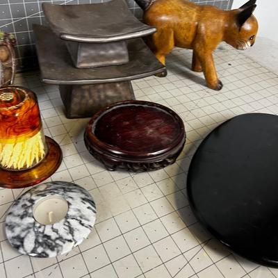 Mixed lot of DÃ‰COR': Cat, Truck, Stands etc. 