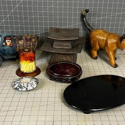 Mixed lot of DÃ‰COR': Cat, Truck, Stands etc. 