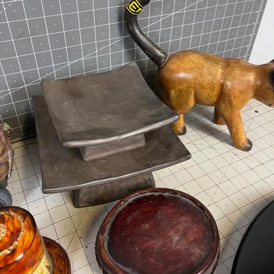 Mixed lot of DÃ‰COR': Cat, Truck, Stands etc. 