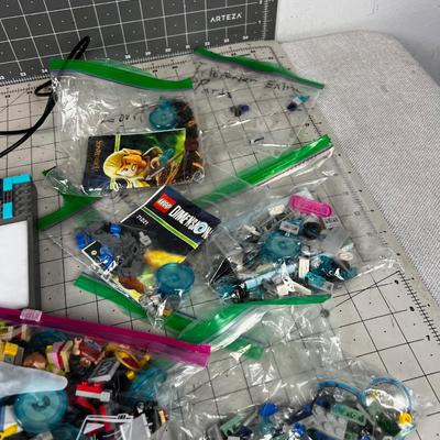 LEGO Dimensions  USB Portal Pad with Mini Parts and Figures like the Simpsons 