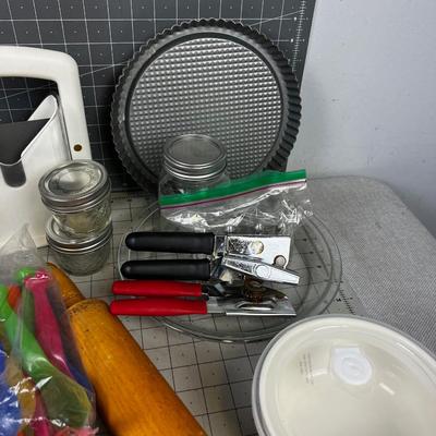 Large lot of Kitchen Items