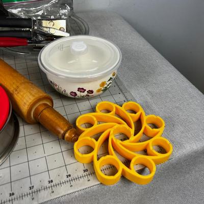 Large lot of Kitchen Items