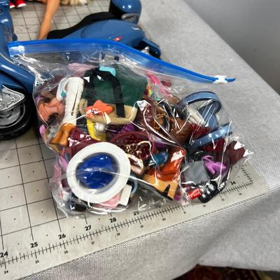 BARBIE DOLL & Friends, Giant Bag of Clothes and Accessories 